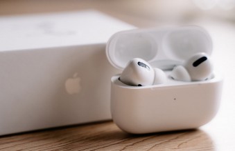 How to distinguish the original Apple AirPods from a fake?