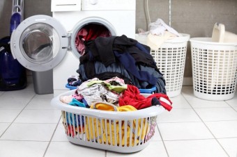 How much laundry can be loaded in the washing machine and how to determine the allowable load?